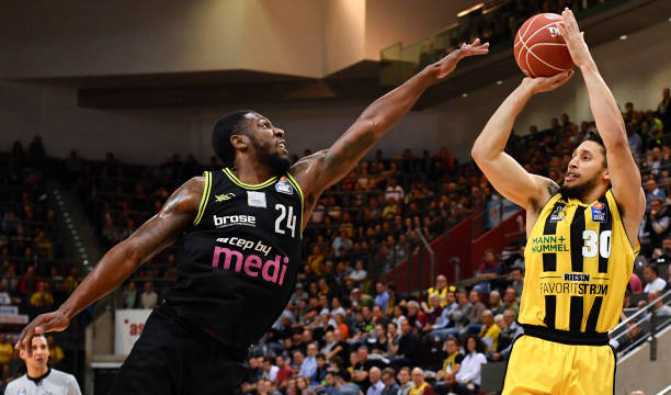 在与勇士的 在与勇士的