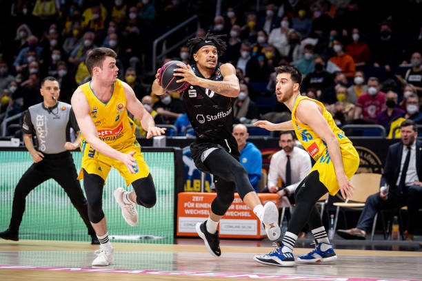 他凭借稳健 他凭借稳健